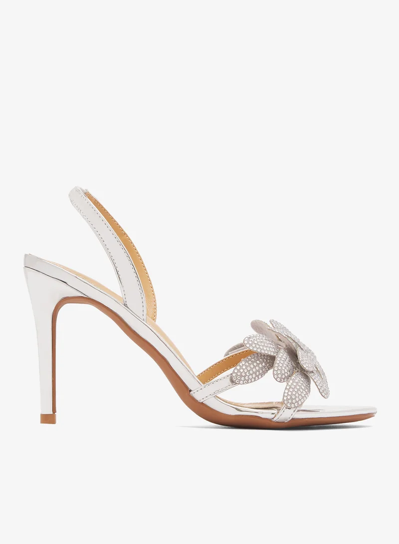 نمشي x صنادل بكعب عالٍ لامعة بتفاصيل حجر الراين فضي