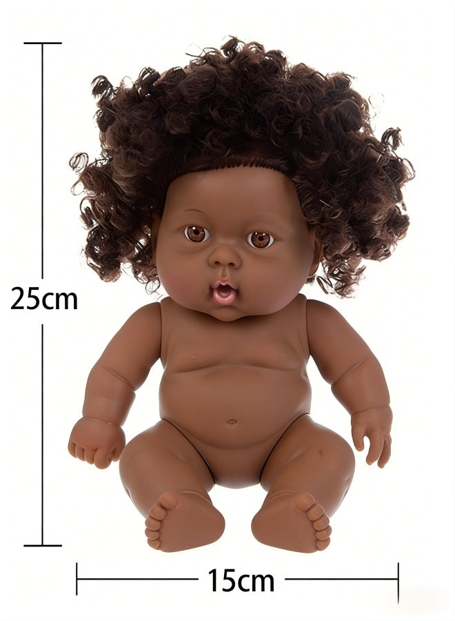 دمية طفل أفريقية سوداء مقاس 8 بوصات، مصنوعة من السيليكون قابلة للغسل، مع ملابس وربطة شعر - Image 3