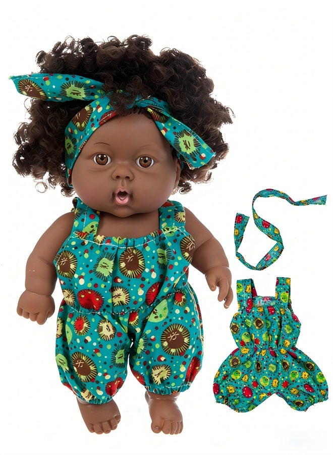 دمية طفل أفريقية سوداء مقاس 8 بوصات، مصنوعة من السيليكون قابلة للغسل، مع ملابس وربطة شعر - Image 1