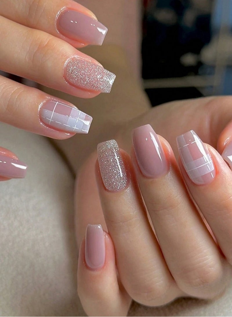 أظافر لاصقة بلون موف أنيق مع لمسات هندسية ناعمة ولامعة – مثالية لإطلالات راقية - Image 1