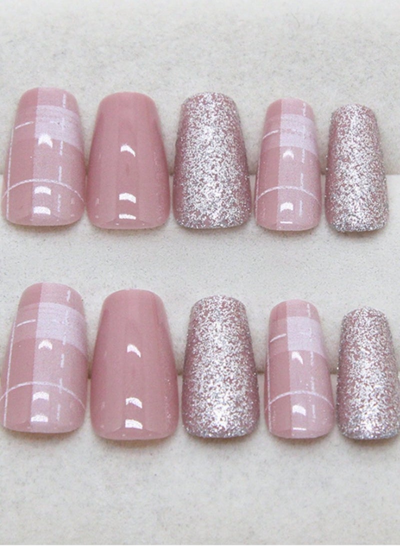 أظافر لاصقة بلون موف أنيق مع لمسات هندسية ناعمة ولامعة – مثالية لإطلالات راقية - Image 2