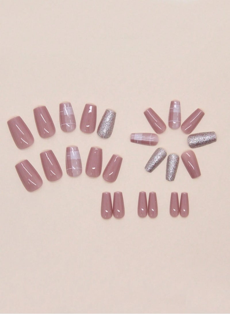 أظافر لاصقة بلون موف أنيق مع لمسات هندسية ناعمة ولامعة – مثالية لإطلالات راقية - Image 3