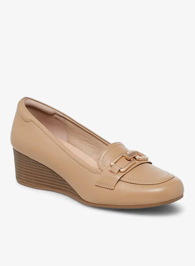 لو كونفورت أحذية سهلة الارتداء بكعب إسفيني بلمسة معدنية