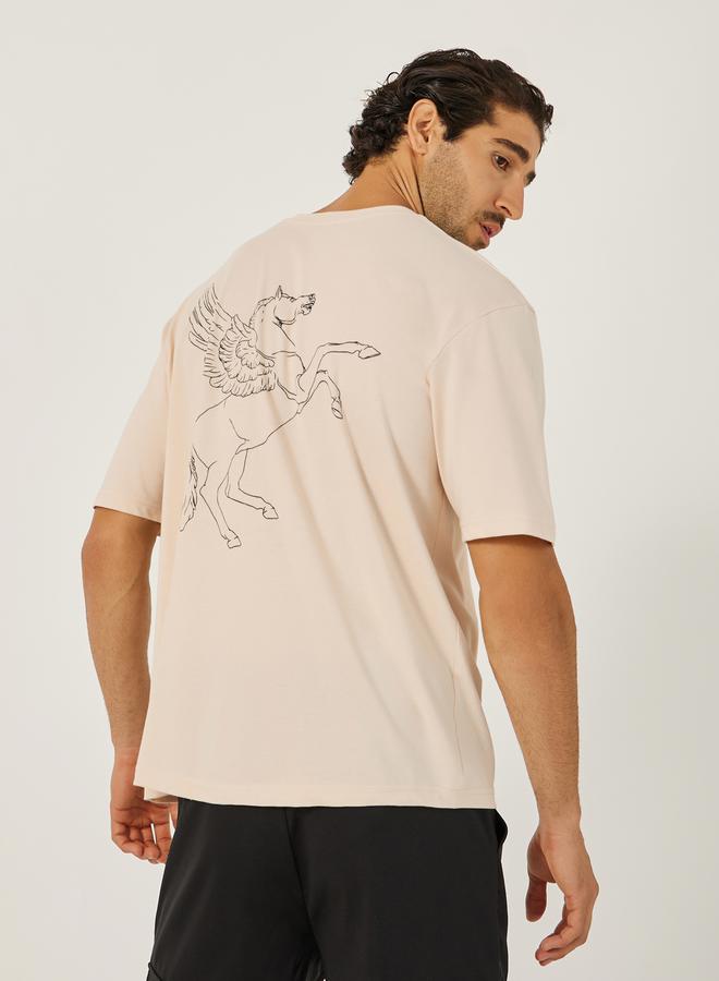 ستايلي تيشيرت سنيكرز بطبعة شعار وأكمام قصيرة مقاس كبير - Image 1