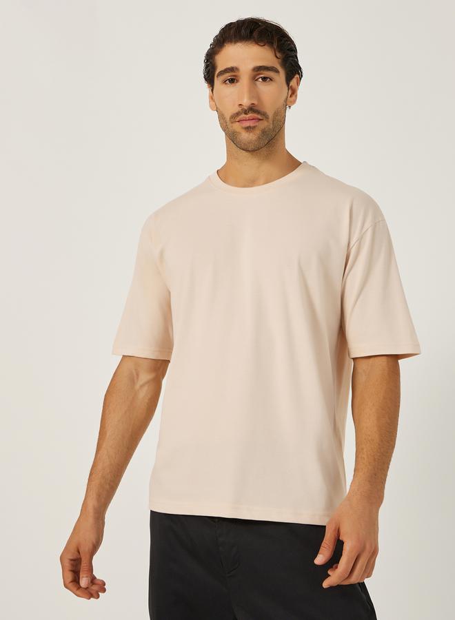 ستايلي تيشيرت سنيكرز بطبعة شعار وأكمام قصيرة مقاس كبير - Image 2