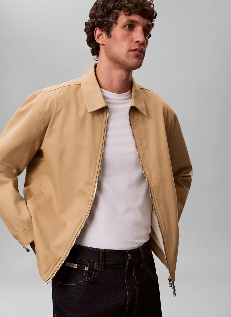 كالفن كلاين تيشيرت بأكمام قصيرة وخطوط رفيعة