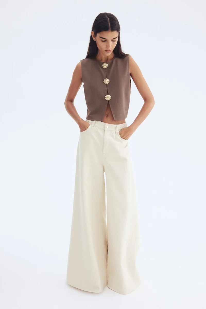 اتش اند ام بلوزة مزينة بأزرار