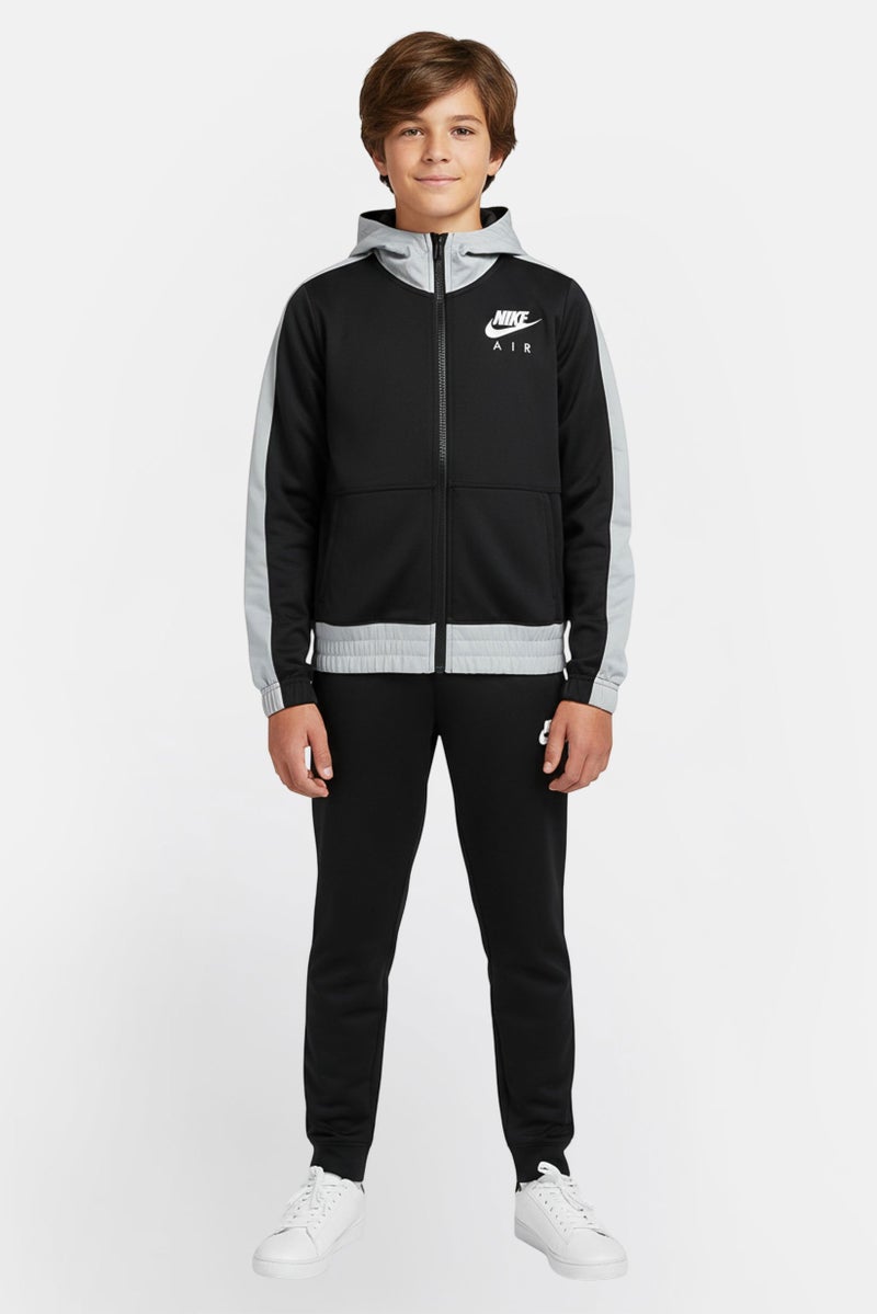 Nike جاكيت خارجي بغطاء رأس بأكمام طويلة للأطفال الأولاد بشعار العلامة التجارية، أسود - Image 1