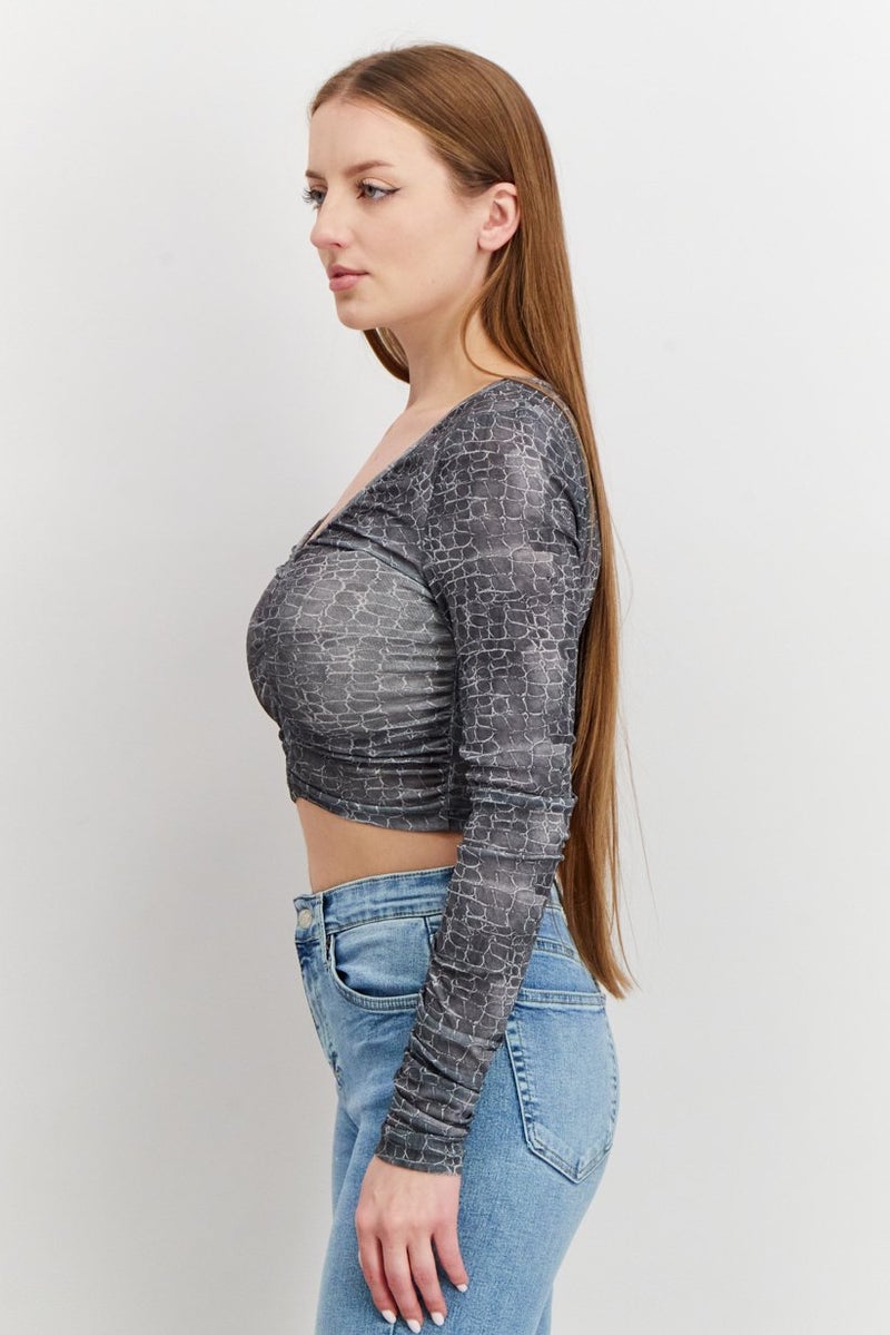 TOPSHOP بلوزة قصيرة بأكمام طويلة على شكل حرف V للنساء بطبعة ثعبان، رمادي - Image 4