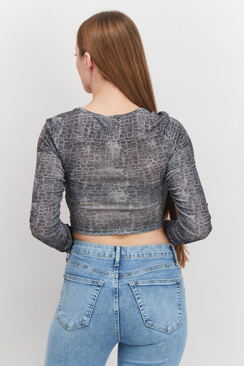 TOPSHOP بلوزة قصيرة بأكمام طويلة على شكل حرف V للنساء بطبعة ثعبان، رمادي - Image 2