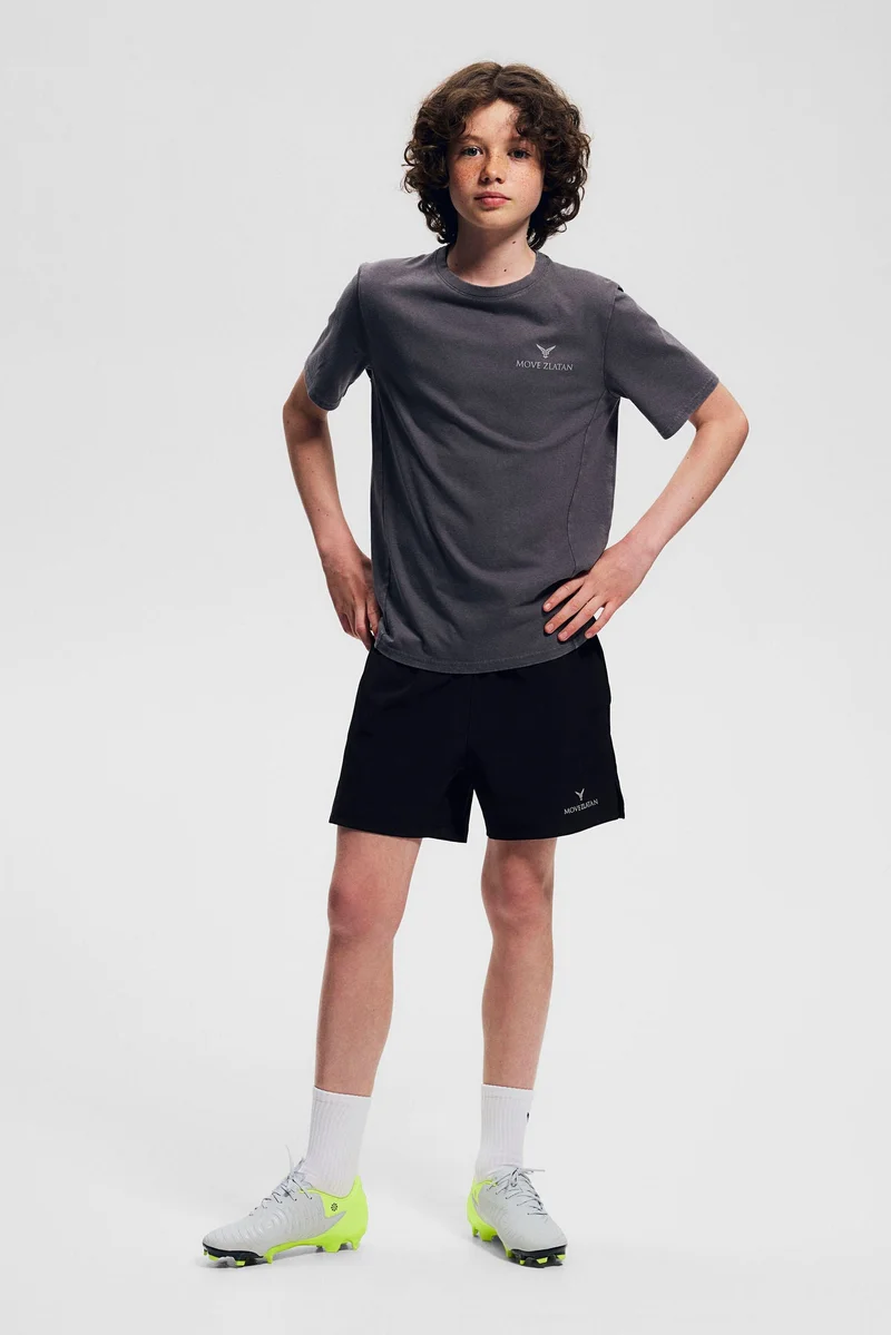 اتش اند ام شورت رياضي بطول متوسط من نسيج دراي موف™