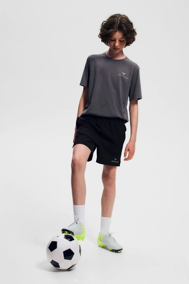 اتش اند ام شورت رياضي بطول متوسط من نسيج دراي موف™