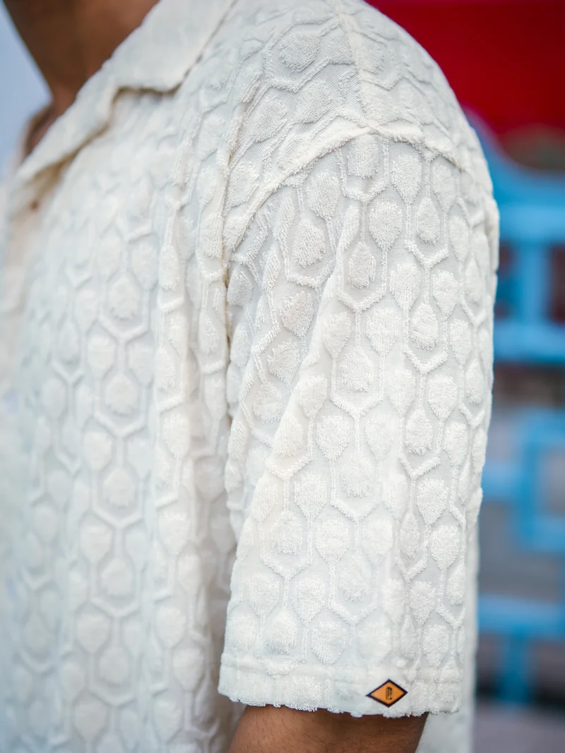 مانياك قميص رجالي كريمي بياقة مطوية ونقشة منتفخة صلبة