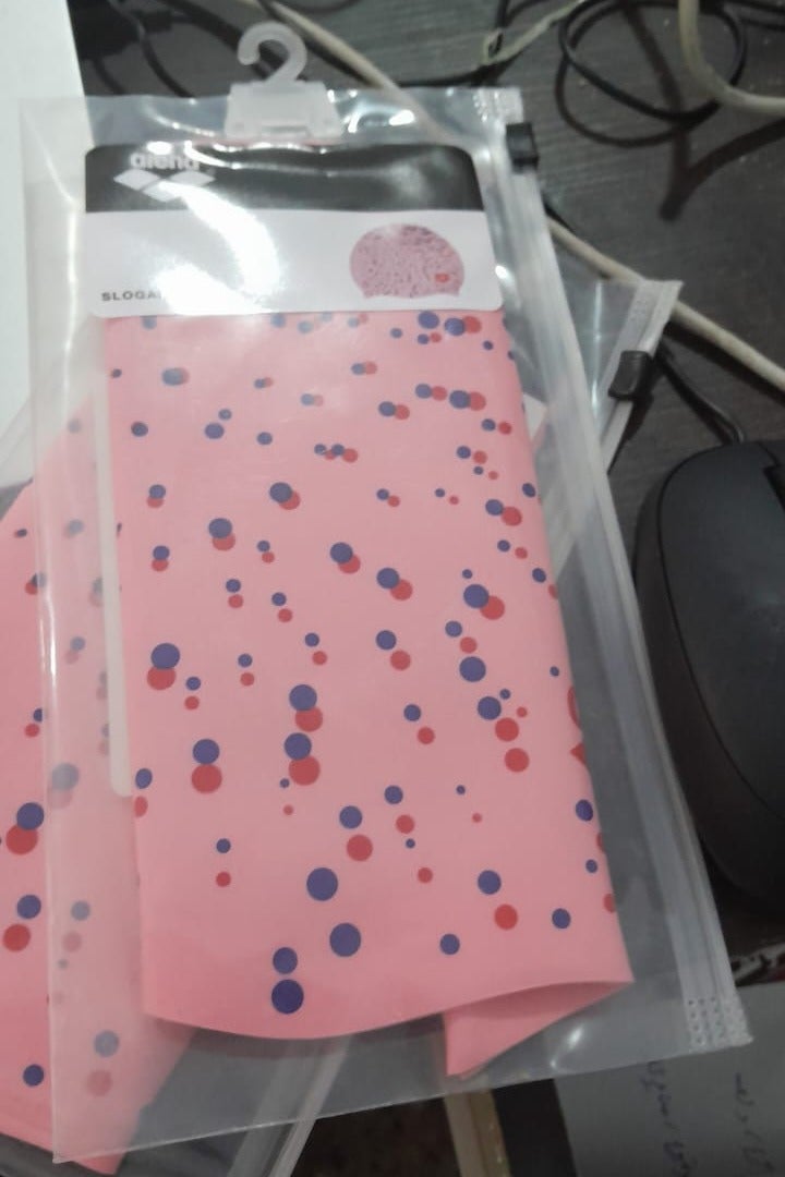 أرينا "قبعة سباحة أنيقة للأطفال والنساء باللون الوردي المنقط - تصميم مبهج ومريح من سيليكون عالي الجودة"_ أدوات سباحه ـ اكسسوارات سباحه ـ العاب مائيه ـ مستلزمات سباحه - Image 1