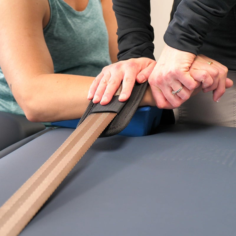 OPTP حزام تحريك الأطراف OPTP - حزام علاج يدوي قابل للتعديل بطول 8 أقدام - حزام نايلون مع وسادة وإفراج زر دفع للتثبيت والاستقرار - Image 5