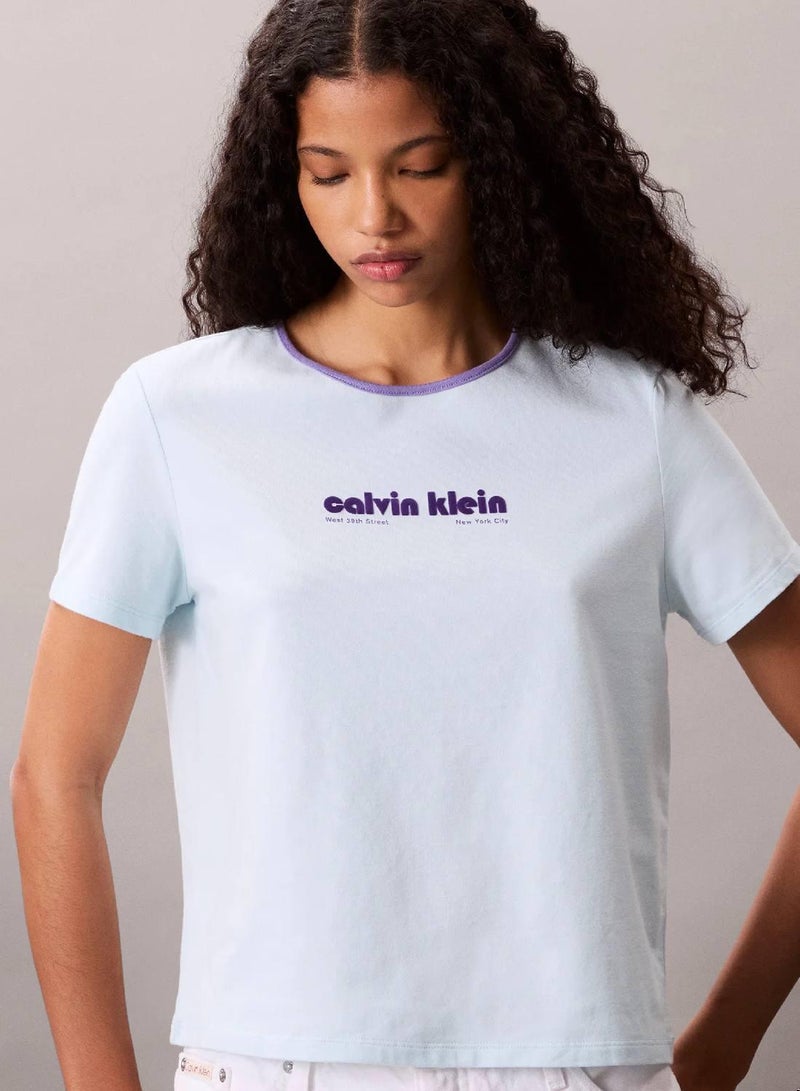 كالفن كلاين تيشيرت نسائي بقصة ضيقة (Baby Tee) من "كالفن كلاين جينز" مزين بشعار العلامة التجارية - Image 4