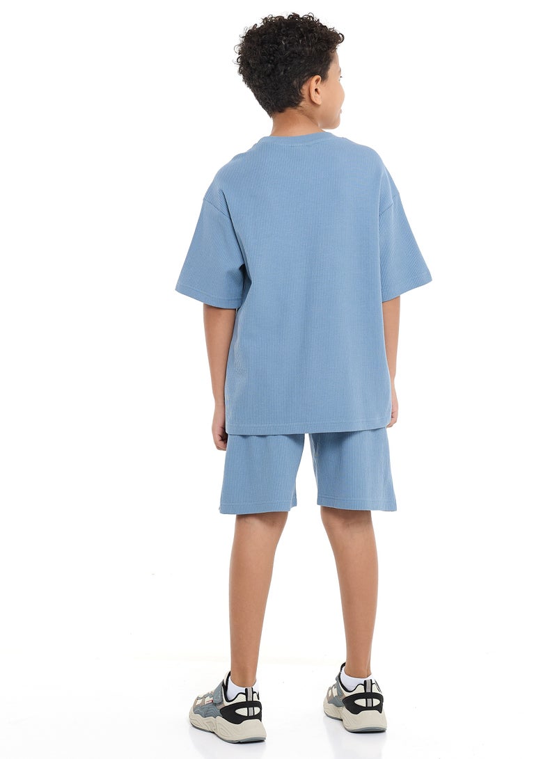 فكتور اند جين طقم جاكار للأولاد من فيكتور وجين - ملابس باللون الأزرق الفاتح مكونة من قطعتين مع قميص وشورت - Image 2