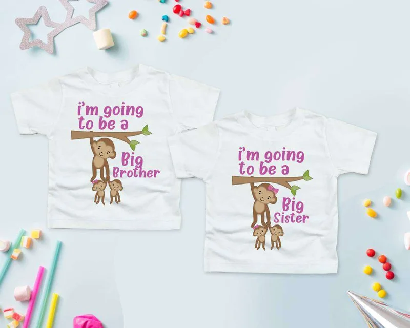 ماتشينج فاميلي اوتفيتس تيشيرت أطفال سأصبح أخًا كبيرًا أو أختًا كبيرة، تيشيرت إعلان لطيف برسمة قرد، مصنوع من قطن ناعم بأكمام قصيرة للأطفال الصغار لإعلان الحمل، مفاجأة للأشقاء، هدية إعلان خبر قدوم مولود جديد (أبيض)