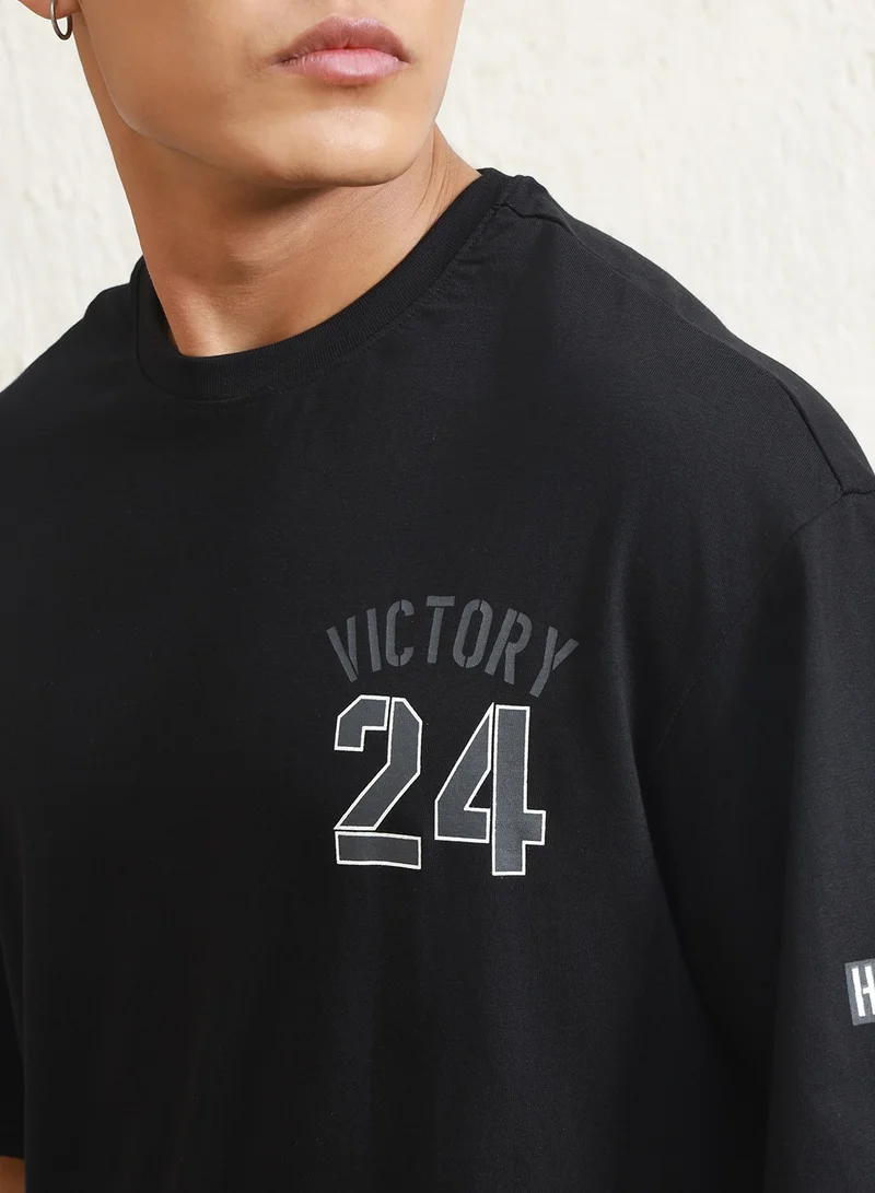 هوبرهولمي Men’s Relaxed Fit Graphic Drop Shoulder T-shirt in Black, Cotton Jersey