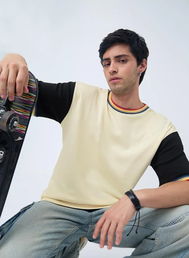 ذا سوليد ستور تيشيرت بأكمام بنمط كتل الألوان وقصة واسعة