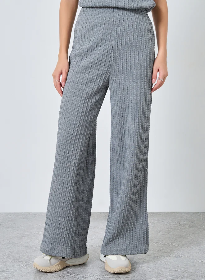 ستايلي جوغر بأرجل واسعة وتفاصيل بارزة الملمس