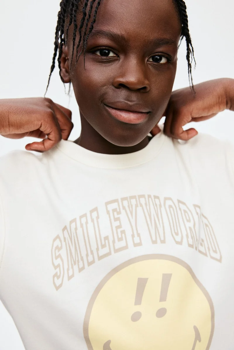 اتش اند ام تي-شيرت مزين بطبعة