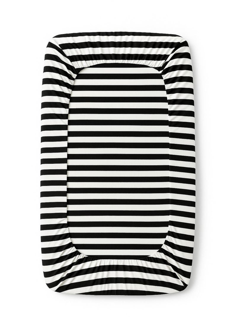 طقم سرير (ملاية سرير بأستيك لسرير مقاس 180 سم وغطاء وسادتين صغيرتين بتصميم لينز) - Image 3