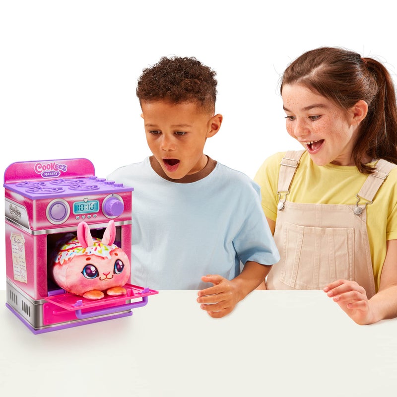 Cookeez Makery فرن كوكيرز ماكري لعلاج القرفة. اخلط واصنع صديقًا محشوًا رائعًا! ضع العجينة في الفرن وكن مندهشًا عندما يخرج صديق محشو دافئ ومعطر وتفاعلي! أي واحد ستصنع؟ - Image 3