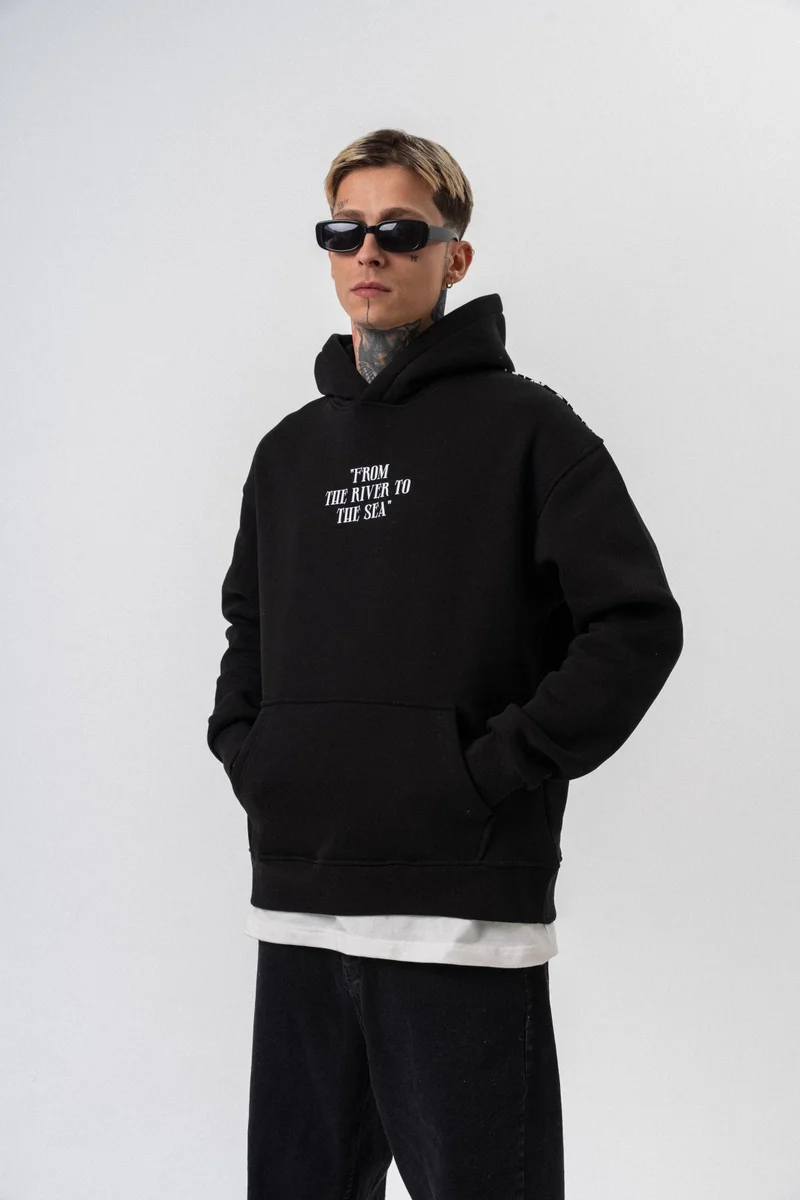 ريسباير هودي رجالي واسع (Oversize) بغطاء رأس مطبوع بعبارة "The Sea" لون أسود
