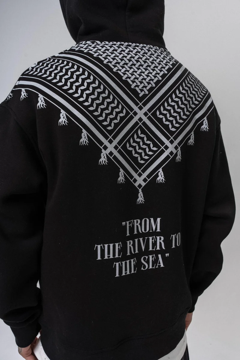 ريسباير هودي رجالي واسع (Oversize) بغطاء رأس مطبوع بعبارة "The Sea" لون أسود