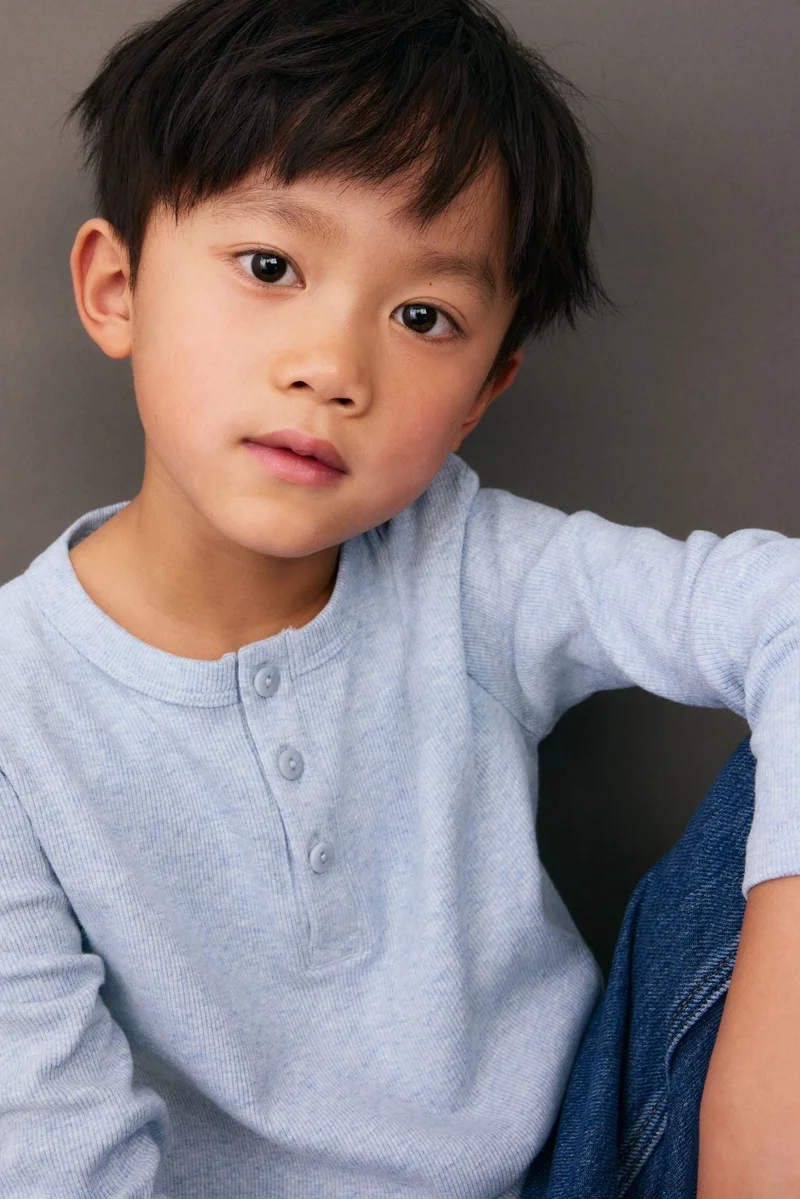 اتش اند ام بلوزة من القطن بدون ياقة