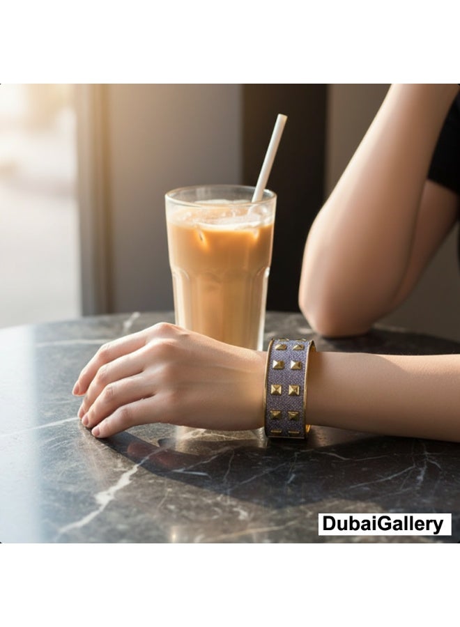 DubaiGallery سوار كف مطلي بالذهب الفاخر مع لمسة من اللمعان الأرجواني وتصميم المسامير الهرمية - سوار أرجواني متلألئ أنيق مع لمسات ذهبية – مجوهرات تعبر عن الموضة للنساء - سوار ذهبي وأرجواني متلألئ أنيق - سوار عريض حديث مزود بمسامير للحفلات أو الاستخدام اليومي - Image 3