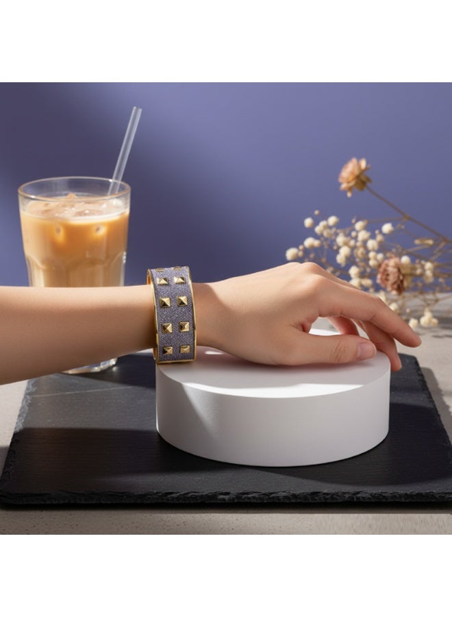 DubaiGallery سوار كف مطلي بالذهب الفاخر مع لمسة من اللمعان الأرجواني وتصميم المسامير الهرمية - سوار أرجواني متلألئ أنيق مع لمسات ذهبية – مجوهرات تعبر عن الموضة للنساء - سوار ذهبي وأرجواني متلألئ أنيق - سوار عريض حديث مزود بمسامير للحفلات أو الاستخدام اليومي - Image 5