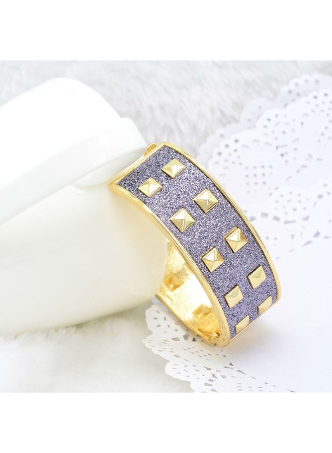 DubaiGallery سوار كف مطلي بالذهب الفاخر مع لمسة من اللمعان الأرجواني وتصميم المسامير الهرمية - سوار أرجواني متلألئ أنيق مع لمسات ذهبية – مجوهرات تعبر عن الموضة للنساء - سوار ذهبي وأرجواني متلألئ أنيق - سوار عريض حديث مزود بمسامير للحفلات أو الاستخدام اليومي - Image 2