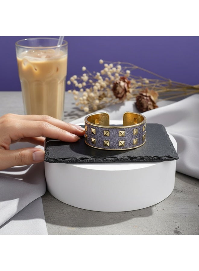 DubaiGallery سوار كف مطلي بالذهب الفاخر مع لمسة من اللمعان الأرجواني وتصميم المسامير الهرمية - سوار أرجواني متلألئ أنيق مع لمسات ذهبية – مجوهرات تعبر عن الموضة للنساء - سوار ذهبي وأرجواني متلألئ أنيق - سوار عريض حديث مزود بمسامير للحفلات أو الاستخدام اليومي - Image 4