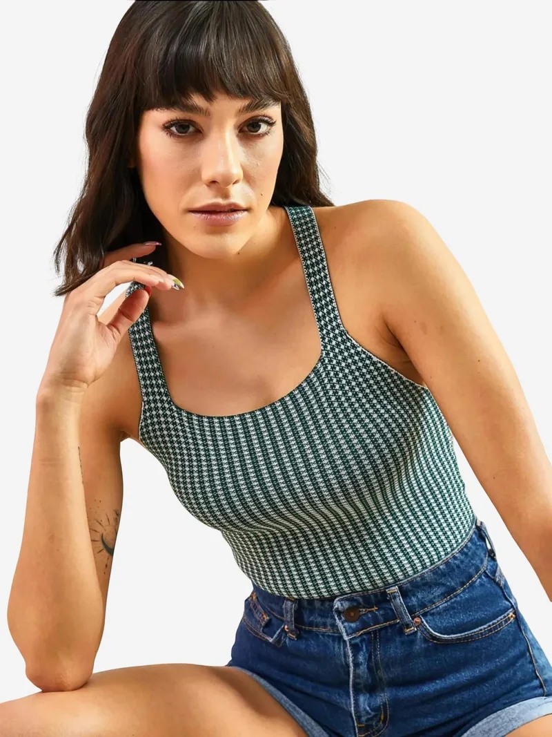 بيانكو لوتشي بلوزة قصيرة مطبوعة باللونين الأحمر والأبيض