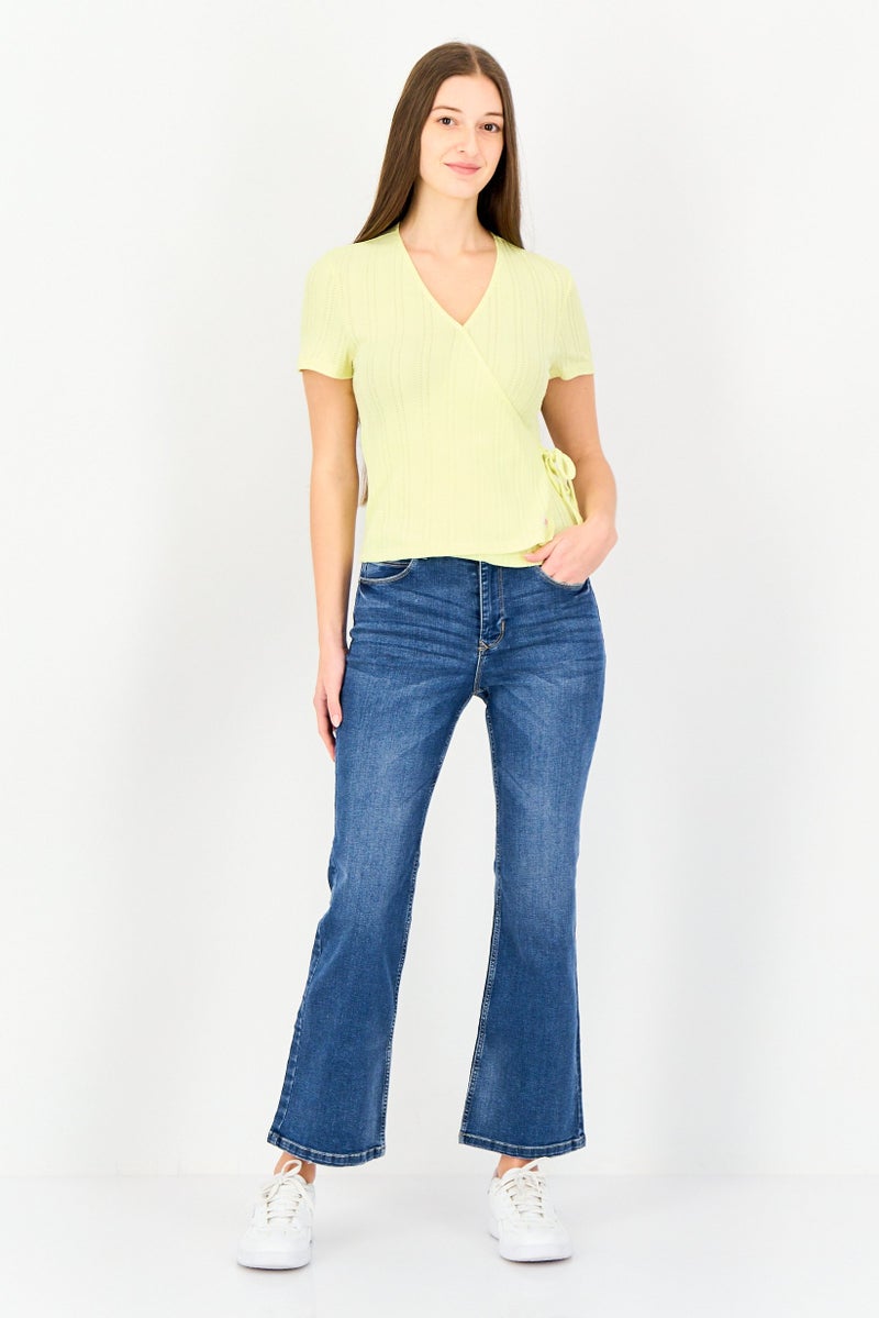 Levi's بلوزة نسائية بأكمام قصيرة وفتحة عنق متقاطعة، صفراء - Image 4