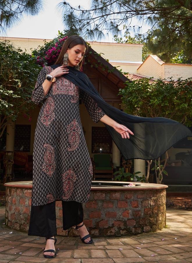 ساسافراس أسود مطبوع بياقة أمامية كورتا مع بنطلون قلم ودوباتا - Image 2