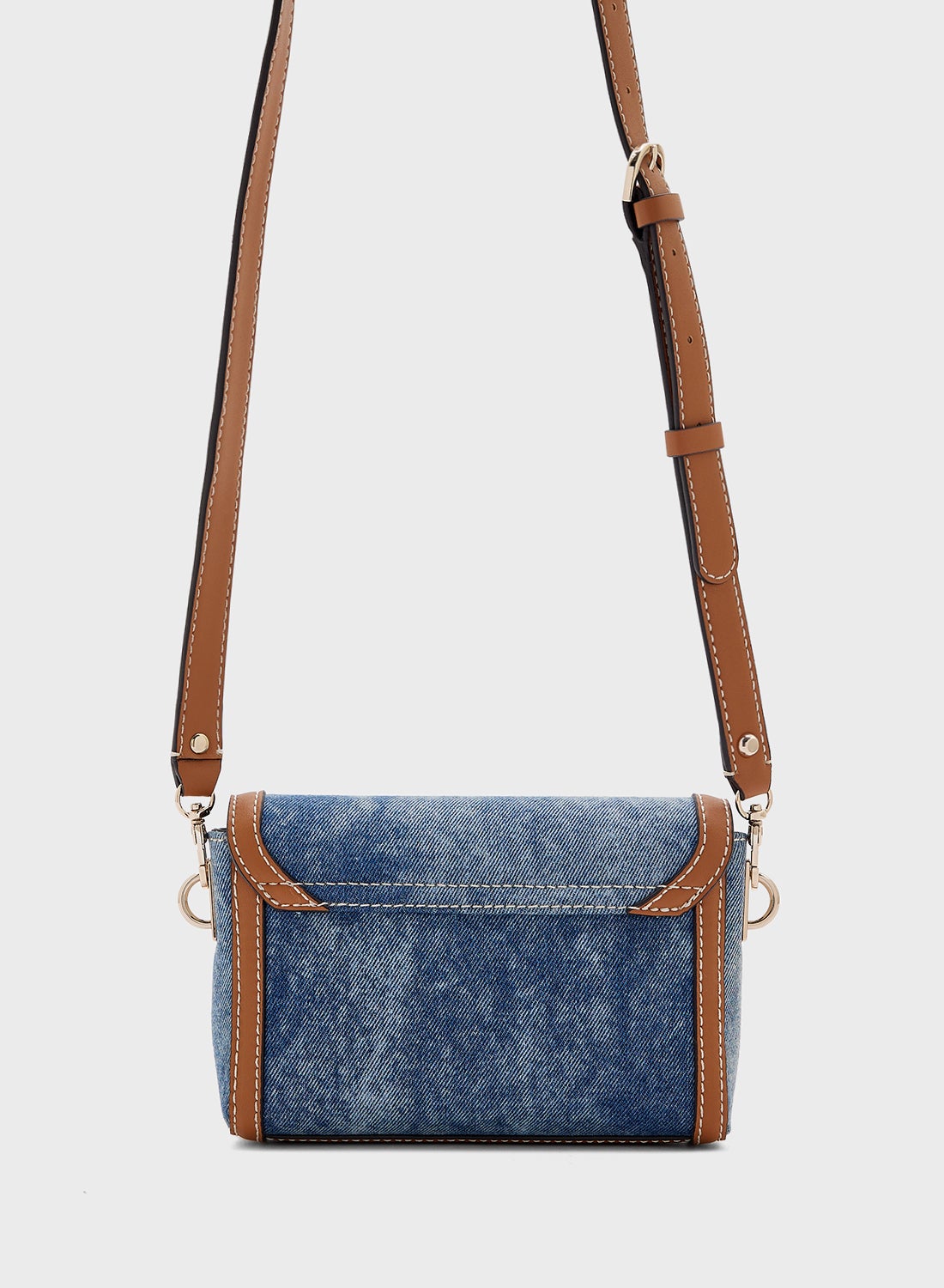GUESS Damen Umhängetasche Sebina Flap – Denim-Look Mit Verstellbarem Gurt