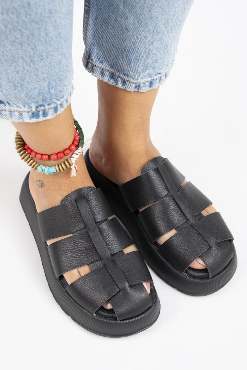 مانجيرو قباقيب نسائية من الجلد الطبيعي بثلاثة أشرطة من مانييرو رودين، لون أسود