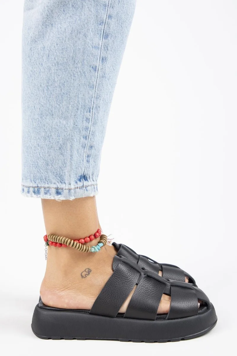 مانجيرو قباقيب نسائية من الجلد الطبيعي بثلاثة أشرطة من مانييرو رودين، لون أسود