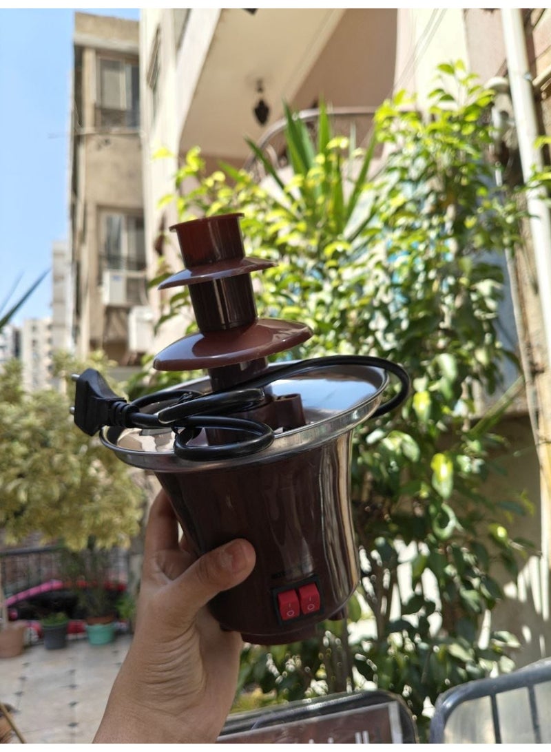 نافورة الشوكولاتة الكهربائية الـ 3 طبقات الأكثر طلباً! 😍 الماكينة السحرية اللي هتحول بيتك لكافيه، وتفرح أولادك وضيوفك في أعياد الميلاد والمناسبات . ليه الماكينة دي لازم تكون في بيتك؟ 🍓 مثالية لغمس الفواكه (الفراولة، الموز)، المارشميلو، والبسكويت . ⚙️ عملية جداً ومصنوعة من مواد آمنة وسهلة التنظيف والتفكيك. 🔥 حجمها مثالي ومزودة بزر تسخين للحفاظ على الشوكولاتة سايحة وسلسة طول الوقت . - Image 4