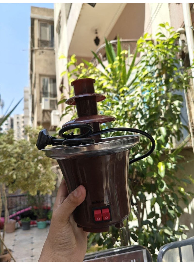 نافورة الشوكولاتة الكهربائية الـ 3 طبقات الأكثر طلباً! 😍 الماكينة السحرية اللي هتحول بيتك لكافيه، وتفرح أولادك وضيوفك في أعياد الميلاد والمناسبات . ليه الماكينة دي لازم تكون في بيتك؟ 🍓 مثالية لغمس الفواكه (الفراولة، الموز)، المارشميلو، والبسكويت . ⚙️ عملية جداً ومصنوعة من مواد آمنة وسهلة التنظيف والتفكيك. 🔥 حجمها مثالي ومزودة بزر تسخين للحفاظ على الشوكولاتة سايحة وسلسة طول الوقت . - Image 5