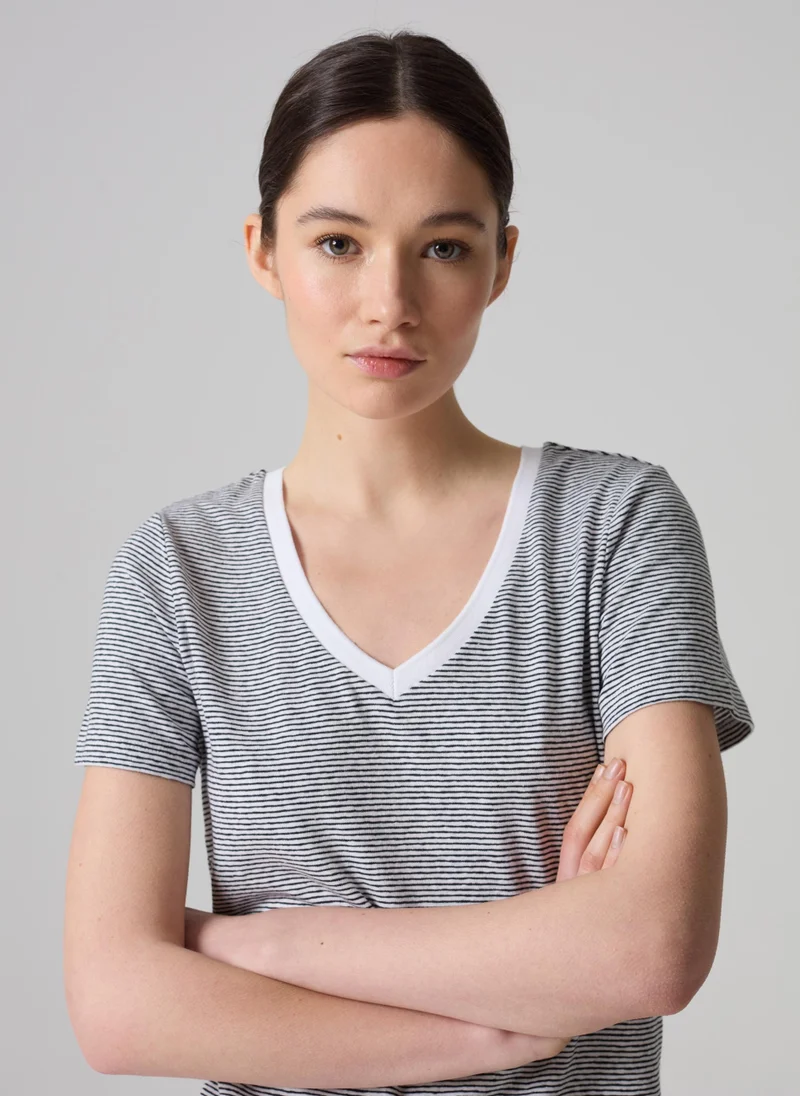 او في اس Contemporary City T-shirt with thin stripes