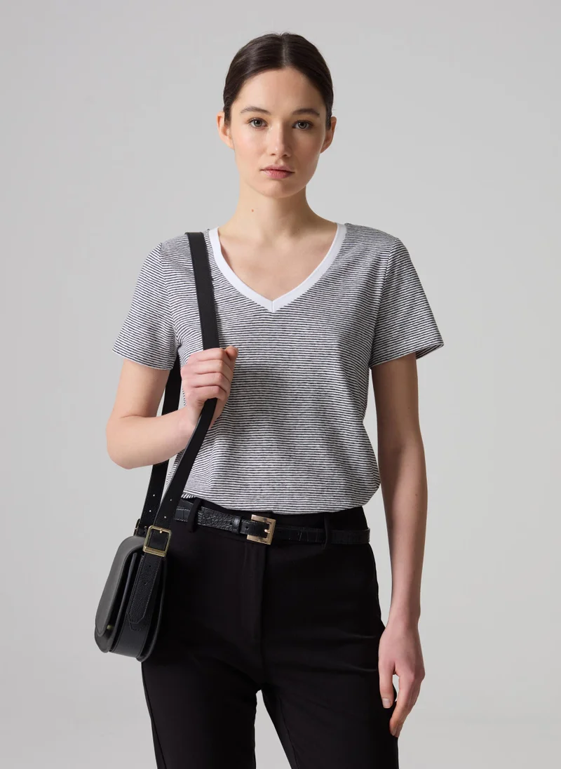 او في اس Contemporary City T-shirt with thin stripes