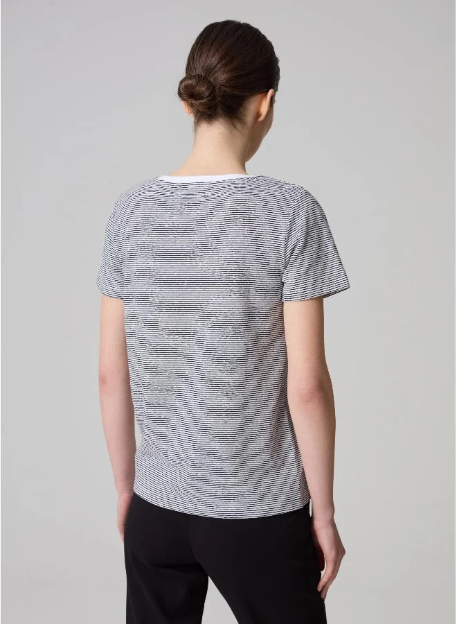 او في اس Contemporary City T-shirt with thin stripes