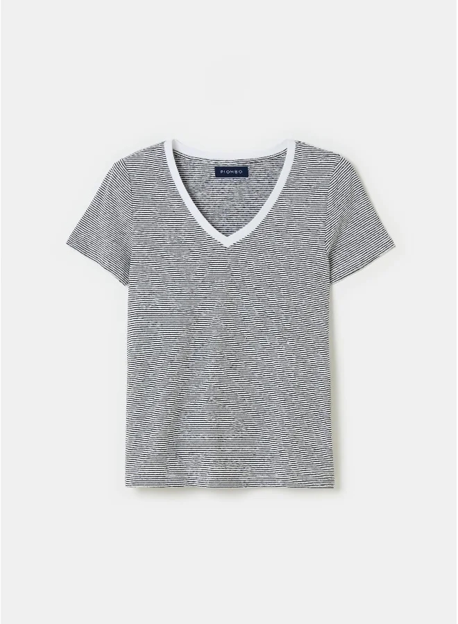 او في اس Contemporary City T-shirt with thin stripes