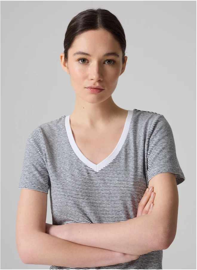او في اس Contemporary City T-shirt with thin stripes