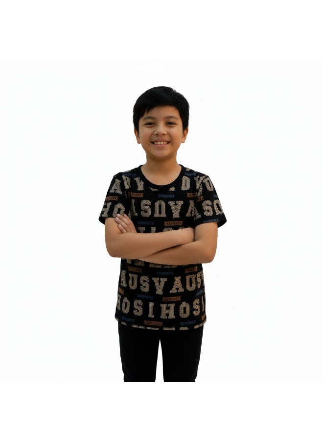 جوانا طقم بيجاما للأولاد بطبعة "بروكلين"، قميص بأكمام قصيرة وبنطال طويل، باللون الأسود - Image 1