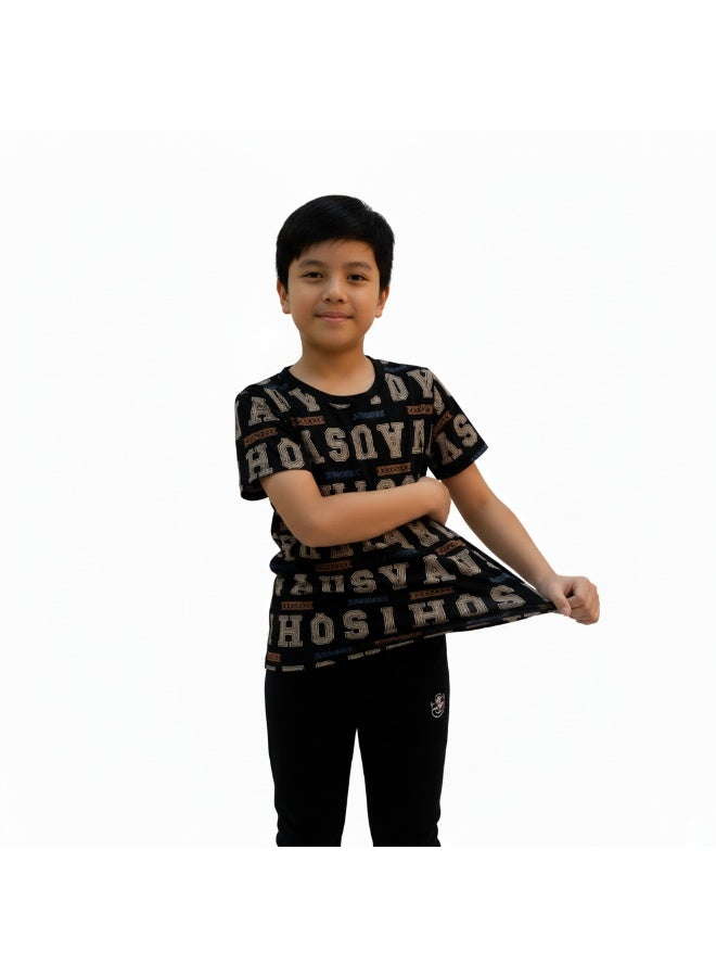 جوانا طقم بيجاما للأولاد بطبعة "بروكلين"، قميص بأكمام قصيرة وبنطال طويل، باللون الأسود - Image 3